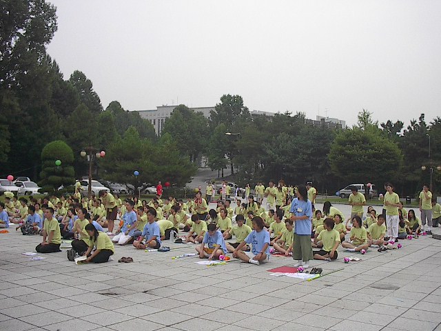 법회를 준비하는 법우님들1 - 법회를 시작하기 위해 모이기 시작하는 법우님들의 모습입니다.