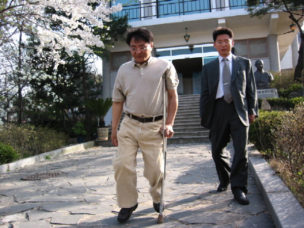 만해 기념관 앞에서 - 행사 전 준비하기 위해 내려가는 두 동문