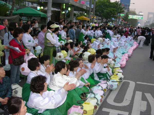 불자들의 환호 - 한복을 곱게 입은 보살님들이 환호와 박수를 아낌 없이 보내다.


