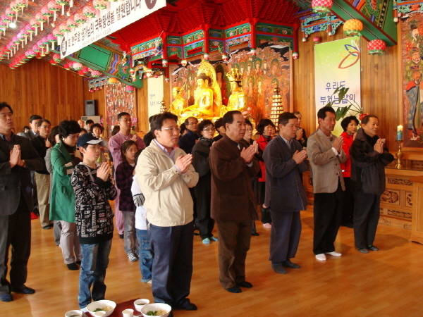 진해 해군교육사령부(보국사,흥국사) 위문법회와 성주사 관룡사 순례사진 - 해군사령부  흥국사에서 해군장으로 한주호 준위의 49재 위패가 모셔져 있었습니다. 반야심경과 아미타불  정근을 다함께    하면서  극락왕생을 기원하였습니다.

