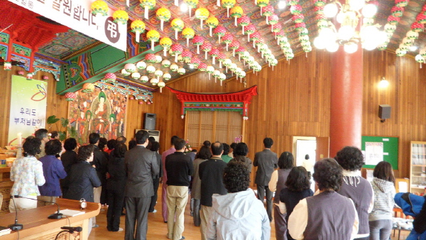 진해 해군교육사령부(보국사,흥국사) 위문법회와 성주사 관룡사 순례사진 -  해군사령부  흥국사에서 해군장으로 한주호 준위의 49재 위패가 모셔져 있었습니다. 반야심경과 아미타불  정근을 다함께    하면서  극락왕생을 기원하였습니다.

