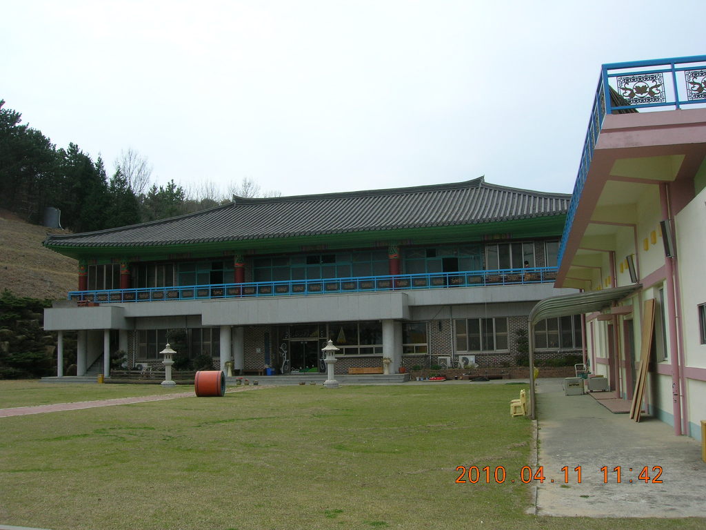 진해 해군교육사령부(보국사,흥국사) 위문법회와 성주사 관룡사 순례사진 - 흥국사 전경 및 마당 요사채들