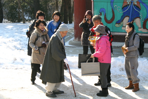 14차 사찰순례 수덕사 간월암 - 윤월스님께 이영호 박순미 선배부부님께서 추운겨울 건강하게 지내시라고..모자하고.. 따뜻한 목도리 새해 선물 드렸어요..